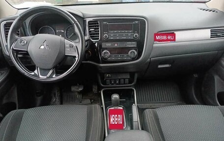 Mitsubishi Outlander III рестайлинг 3, 2018 год, 2 315 000 рублей, 9 фотография