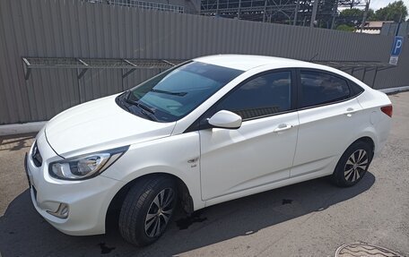 Hyundai Solaris II рестайлинг, 2013 год, 820 000 рублей, 1 фотография