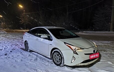 Toyota Prius IV XW50, 2017 год, 1 650 000 рублей, 1 фотография