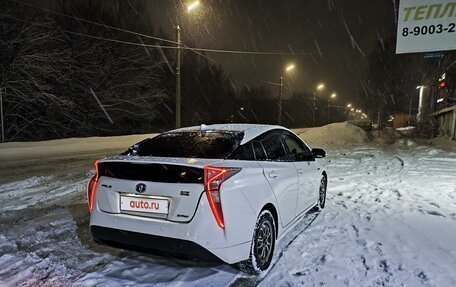 Toyota Prius IV XW50, 2017 год, 1 650 000 рублей, 5 фотография