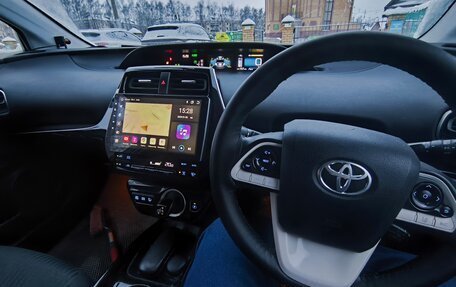 Toyota Prius IV XW50, 2017 год, 1 650 000 рублей, 6 фотография