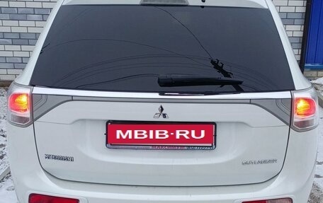 Mitsubishi Outlander III рестайлинг 3, 2014 год, 1 370 000 рублей, 2 фотография