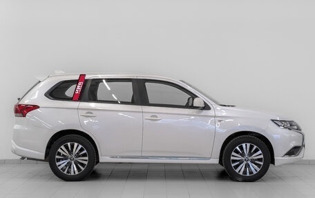 Mitsubishi Outlander III рестайлинг 3, 2022 год, 2 890 000 рублей, 4 фотография