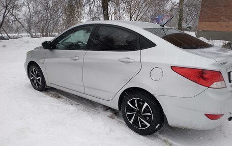 Hyundai Solaris II рестайлинг, 2011 год, 840 000 рублей, 1 фотография