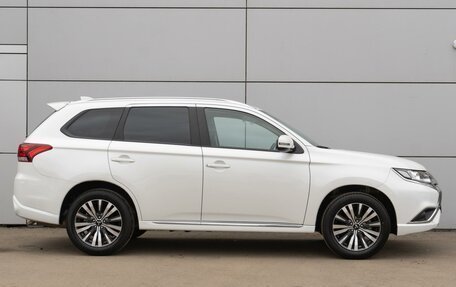 Mitsubishi Outlander III рестайлинг 3, 2022 год, 3 299 000 рублей, 5 фотография