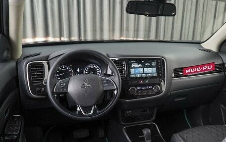 Mitsubishi Outlander III рестайлинг 3, 2022 год, 3 500 000 рублей, 6 фотография