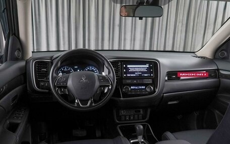 Mitsubishi Outlander III рестайлинг 3, 2018 год, 2 449 000 рублей, 6 фотография