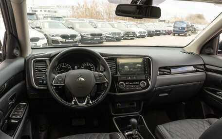 Mitsubishi Outlander III рестайлинг 3, 2022 год, 3 199 000 рублей, 6 фотография