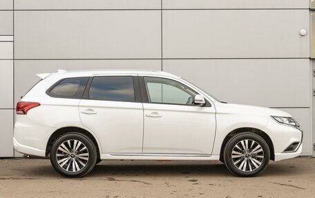 Mitsubishi Outlander III рестайлинг 3, 2022 год, 3 199 000 рублей, 5 фотография