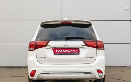 Mitsubishi Outlander III рестайлинг 3, 2022 год, 3 199 000 рублей, 4 фотография