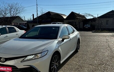 Toyota Camry, 2022 год, 3 900 000 рублей, 2 фотография