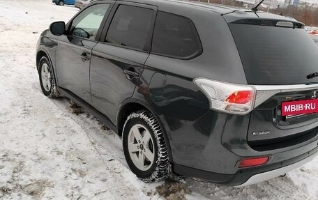 Mitsubishi Outlander III рестайлинг 3, 2014 год, 1 470 000 рублей, 17 фотография