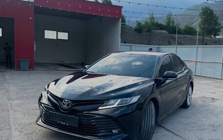 Toyota Camry, 2018 год, 3 000 000 рублей, 2 фотография