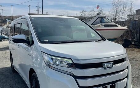 Toyota Noah III, 2018 год, 2 700 000 рублей, 1 фотография