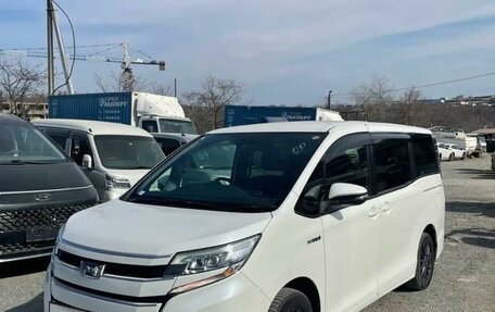 Toyota Noah III, 2018 год, 2 700 000 рублей, 4 фотография