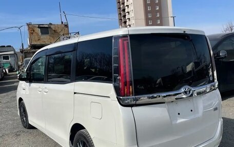 Toyota Noah III, 2018 год, 2 700 000 рублей, 2 фотография