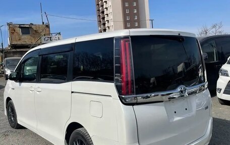 Toyota Noah III, 2018 год, 2 700 000 рублей, 3 фотография