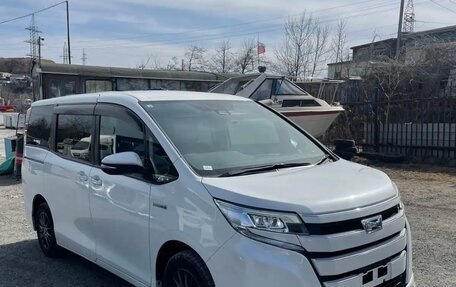 Toyota Noah III, 2018 год, 2 700 000 рублей, 7 фотография