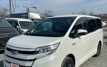 Toyota Noah III, 2018 год, 2 700 000 рублей, 5 фотография