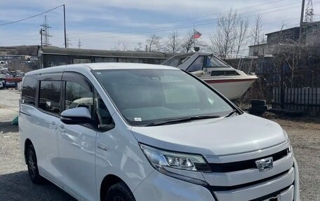 Toyota Noah III, 2018 год, 2 700 000 рублей, 9 фотография