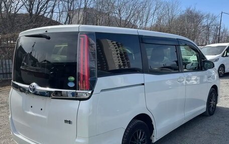 Toyota Noah III, 2018 год, 2 700 000 рублей, 32 фотография