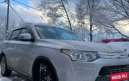 Mitsubishi Outlander III рестайлинг 3, 2014 год, 1 560 000 рублей, 2 фотография