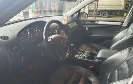 Volkswagen Touareg III, 2011 год, 1 995 000 рублей, 12 фотография