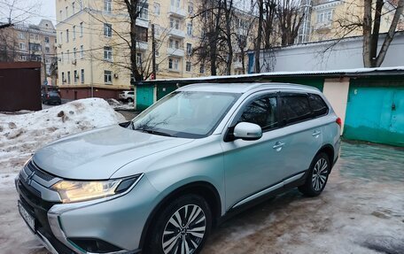 Mitsubishi Outlander III рестайлинг 3, 2020 год, 2 875 000 рублей, 4 фотография