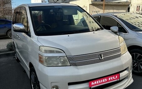 Toyota Voxy II, 2005 год, 450 000 рублей, 11 фотография