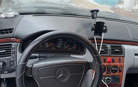 Mercedes-Benz E-Класс, 1998 год, 690 000 рублей, 8 фотография