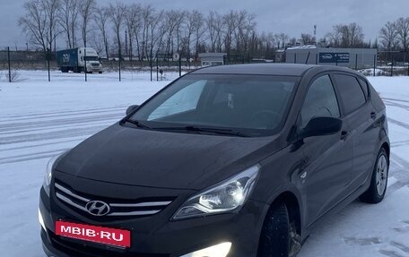 Hyundai Solaris II рестайлинг, 2015 год, 1 150 000 рублей, 2 фотография