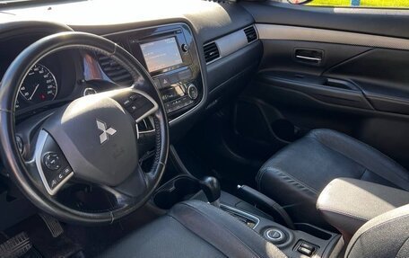 Mitsubishi Outlander III рестайлинг 3, 2014 год, 1 900 000 рублей, 8 фотография