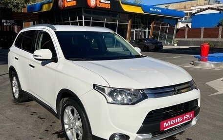 Mitsubishi Outlander III рестайлинг 3, 2014 год, 1 900 000 рублей, 2 фотография