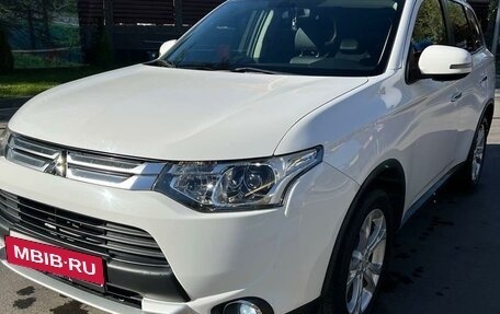 Mitsubishi Outlander III рестайлинг 3, 2014 год, 1 900 000 рублей, 4 фотография