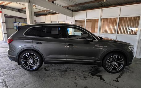 Volkswagen Touareg III, 2019 год, 5 800 000 рублей, 2 фотография