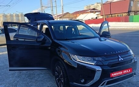 Mitsubishi Outlander III рестайлинг 3, 2021 год, 3 100 000 рублей, 6 фотография