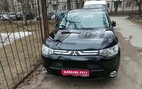 Mitsubishi Outlander III рестайлинг 3, 2014 год, 2 100 000 рублей, 1 фотография