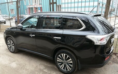 Mitsubishi Outlander III рестайлинг 3, 2014 год, 2 100 000 рублей, 2 фотография