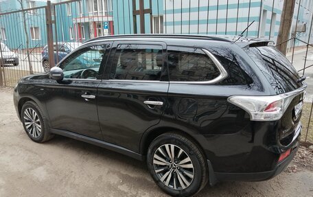 Mitsubishi Outlander III рестайлинг 3, 2014 год, 2 100 000 рублей, 5 фотография