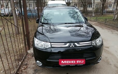 Mitsubishi Outlander III рестайлинг 3, 2014 год, 2 100 000 рублей, 3 фотография