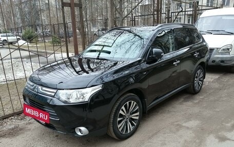 Mitsubishi Outlander III рестайлинг 3, 2014 год, 2 100 000 рублей, 4 фотография