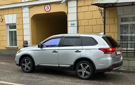 Mitsubishi Outlander III рестайлинг 3, 2018 год, 1 690 000 рублей, 12 фотография