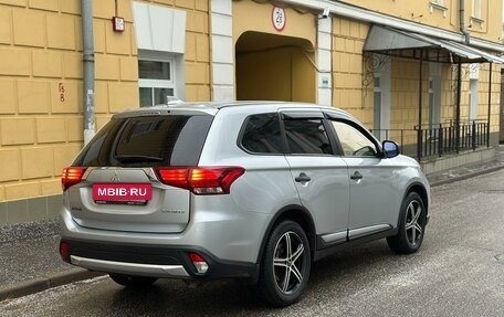 Mitsubishi Outlander III рестайлинг 3, 2018 год, 1 690 000 рублей, 2 фотография