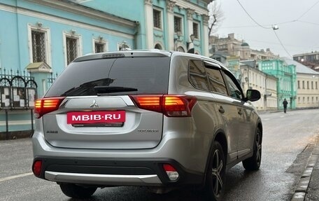 Mitsubishi Outlander III рестайлинг 3, 2018 год, 1 690 000 рублей, 10 фотография