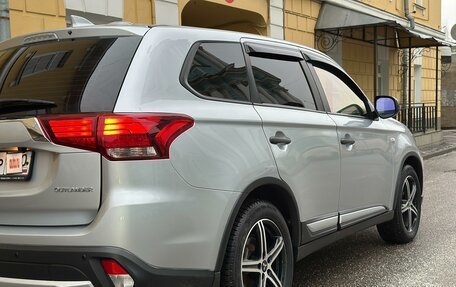 Mitsubishi Outlander III рестайлинг 3, 2018 год, 1 690 000 рублей, 16 фотография