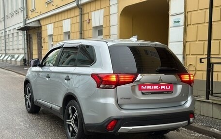 Mitsubishi Outlander III рестайлинг 3, 2018 год, 1 690 000 рублей, 8 фотография