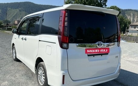 Toyota Noah III, 2014 год, 2 120 000 рублей, 3 фотография