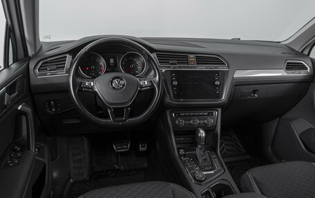 Volkswagen Tiguan II, 2018 год, 2 599 000 рублей, 6 фотография