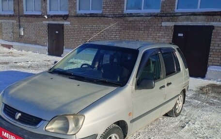 Toyota Raum I, 2000 год, 265 000 рублей, 2 фотография