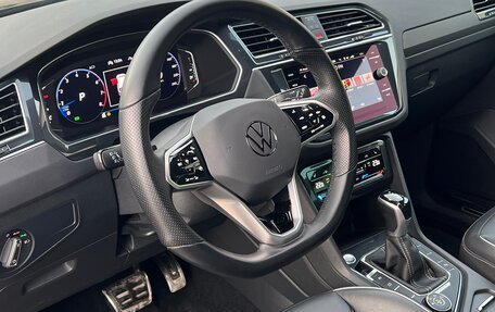 Volkswagen Tiguan II, 2021 год, 3 999 000 рублей, 2 фотография